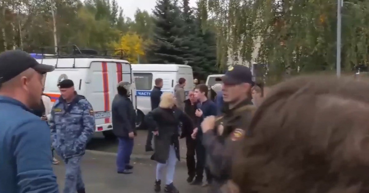 «Мама, вызови полицию!»: переписка детей-заложников во время стрельбы в школе в Ижевске