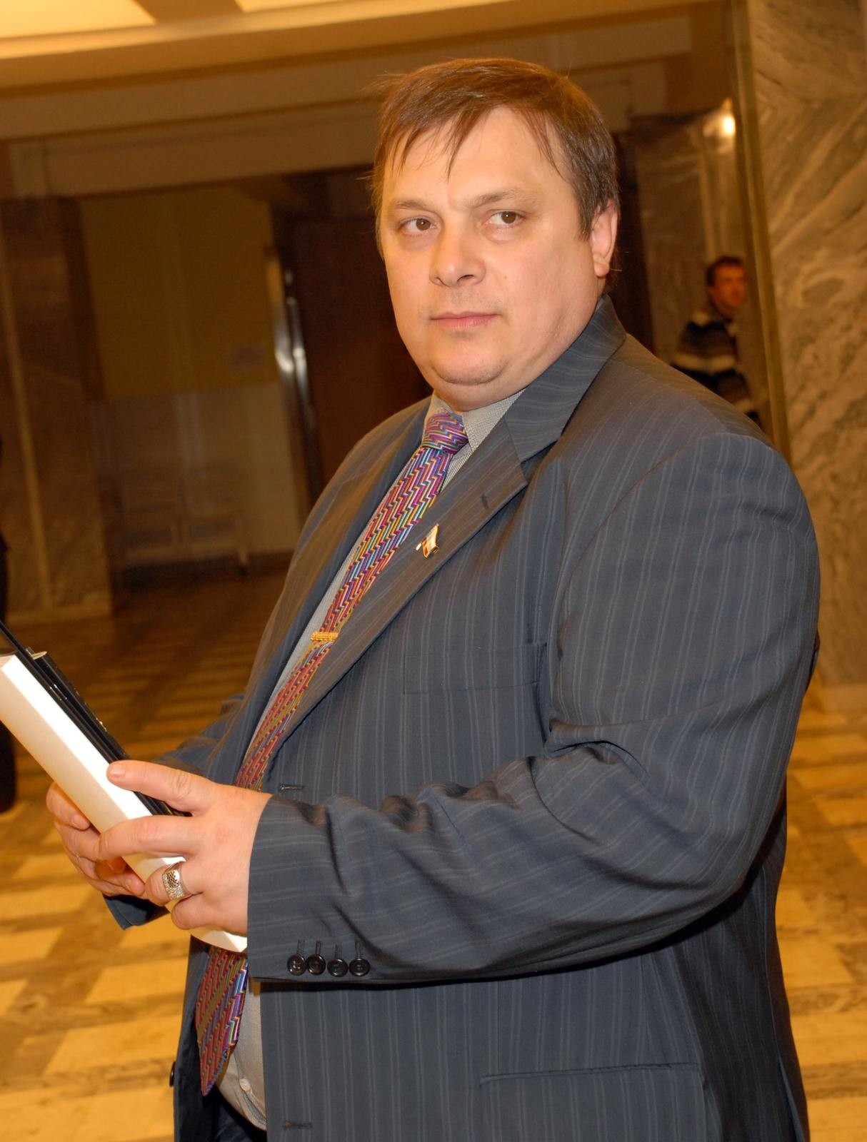 Многие знаменитости, как и Разин, считают, что Примадонна не заслуживает той ненависти, которую получает ежедневно. Многие знаменитости, как и Разин, считают, что Примадонна не заслуживает той ненависти, которую получает ежедневно.