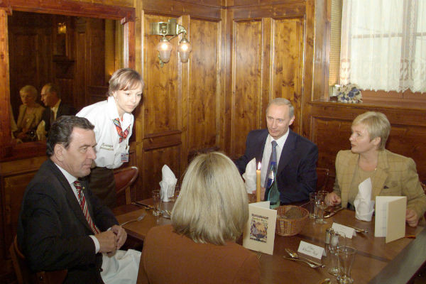 27 сентября 2001 года. Путины с канцлером Германии Герхардом Шредером и его супругой в ресторане на набережной Эльбы.
