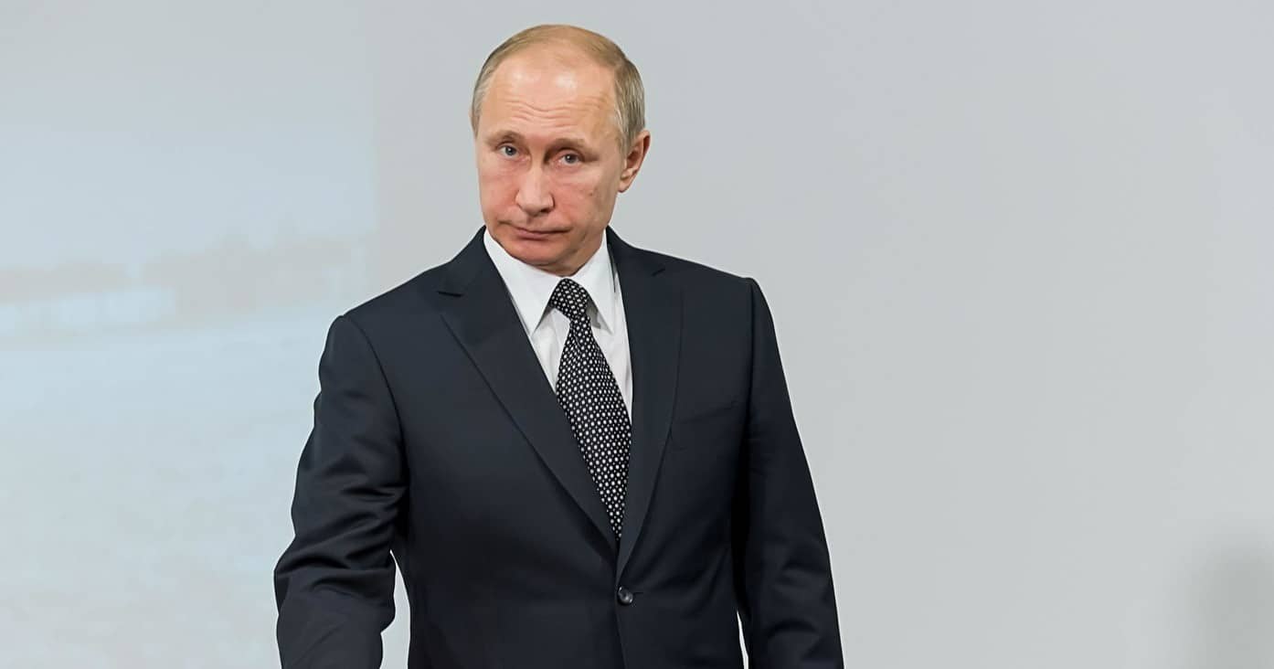 Трактор от Лукашенко, открытка от Пескова, дыни из Таджикистана: подарки Путину на 70-летие