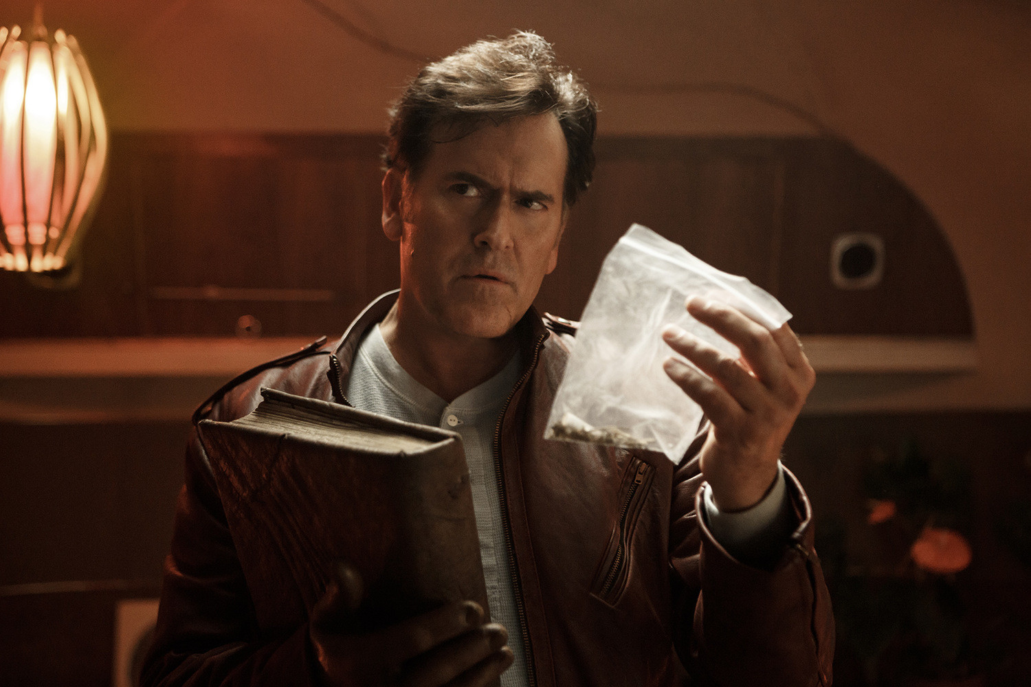 Брюс Кэмпбелл снялся в сериале. Брюс Кэмпбелл снялся в сериале.
