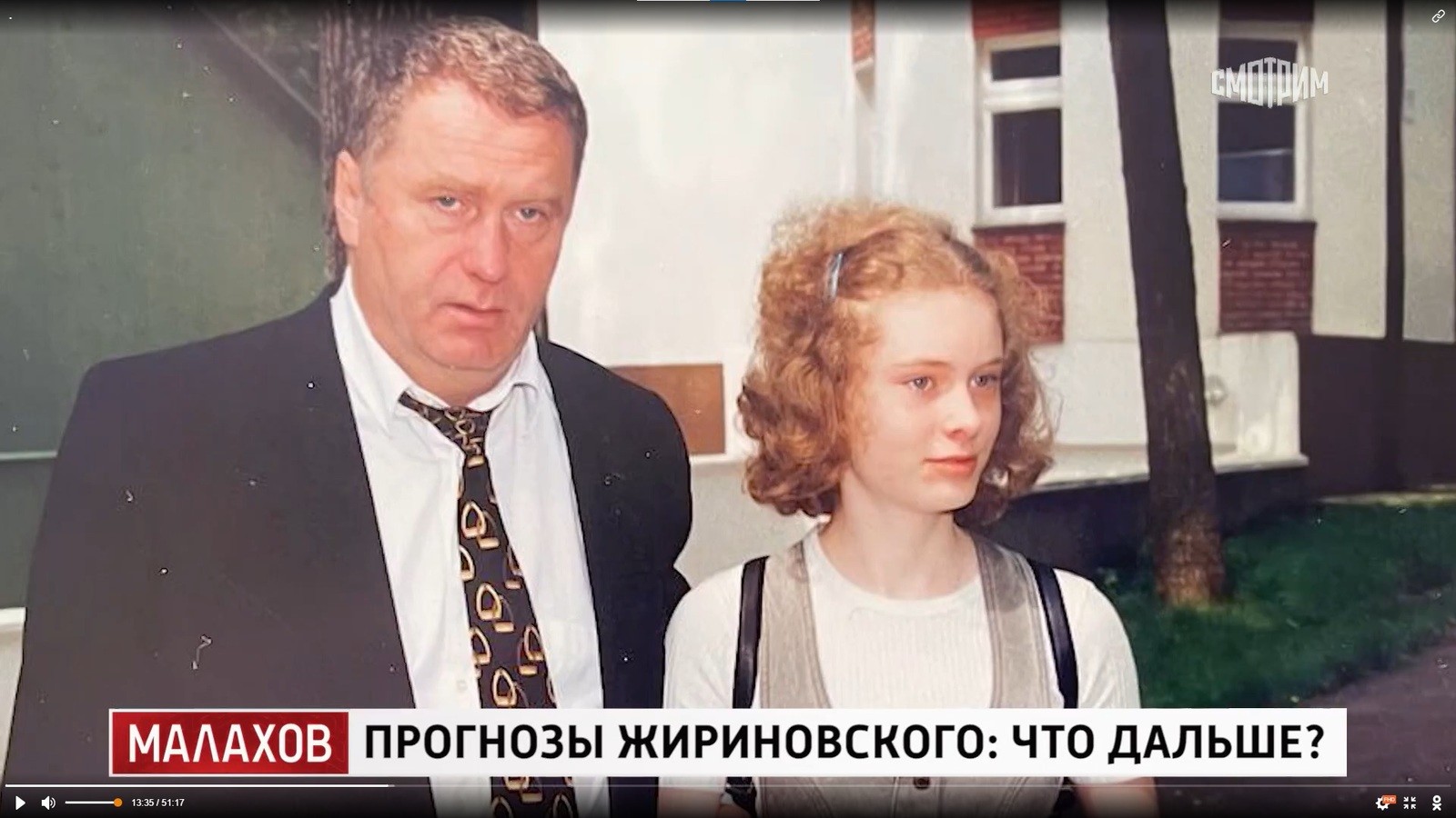 В память об отце она хранила редкие часы В память об отце она хранила редкие часы