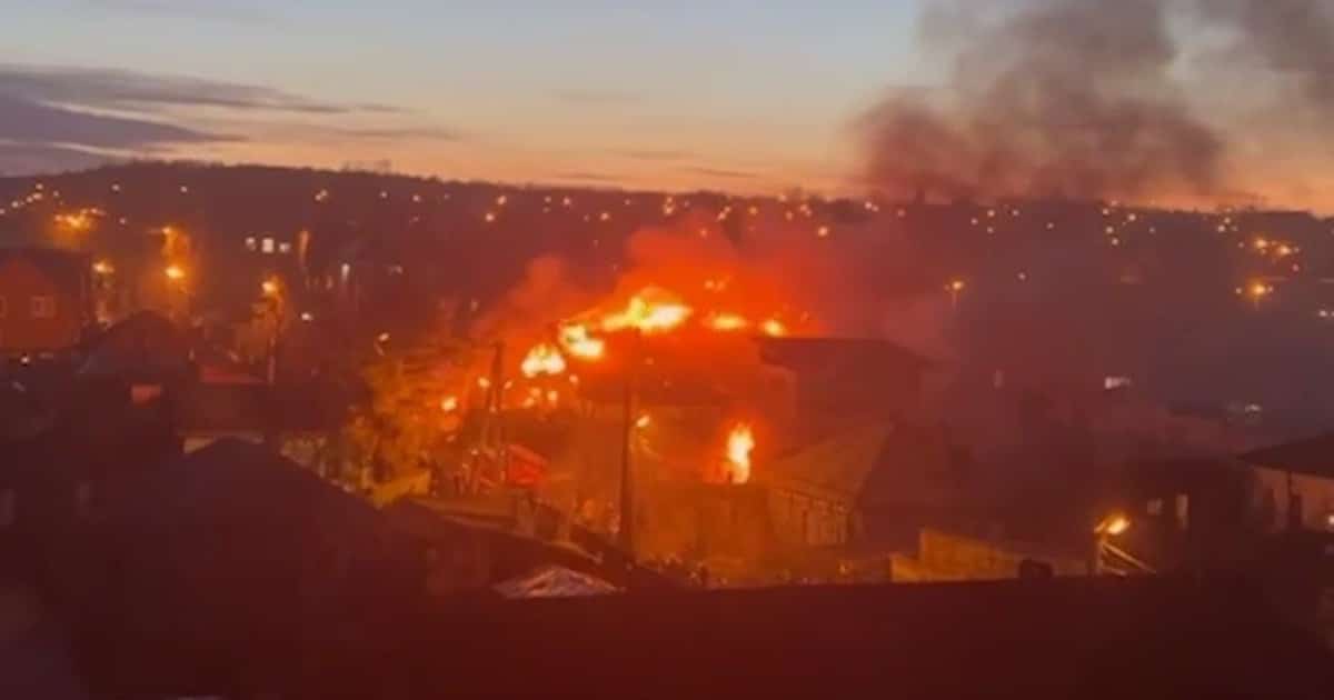 Военный самолет рухнул на двухэтажный дом в Иркутске