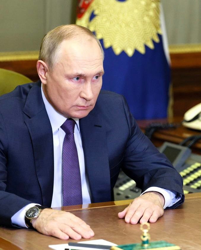 Новости: Фото вчерашнего вечера: Суровое лицо Путина во время разговора с Бастрыкиным о трагедии на Крымском мосту - фото №2 Новости: Фото вчерашнего вечера: Суровое лицо Путина во время разговора с Бастрыкиным о трагедии на Крымском мосту - фото №2