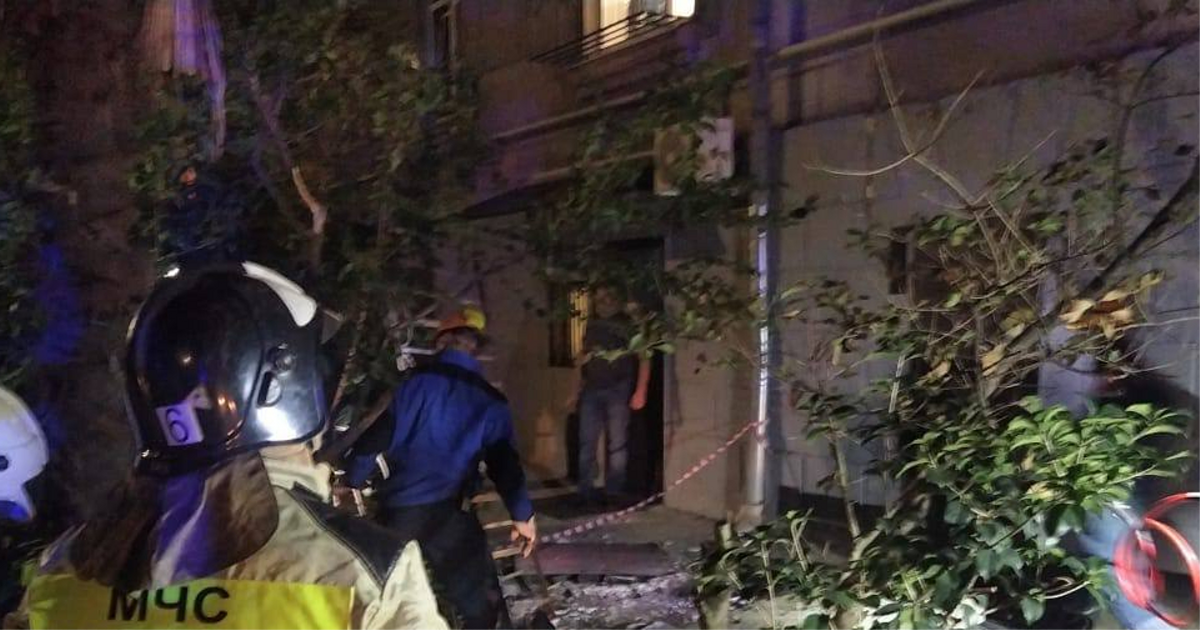 В Сочи обрушился балкон четвертого этажа с людьми.  Два человека погибли