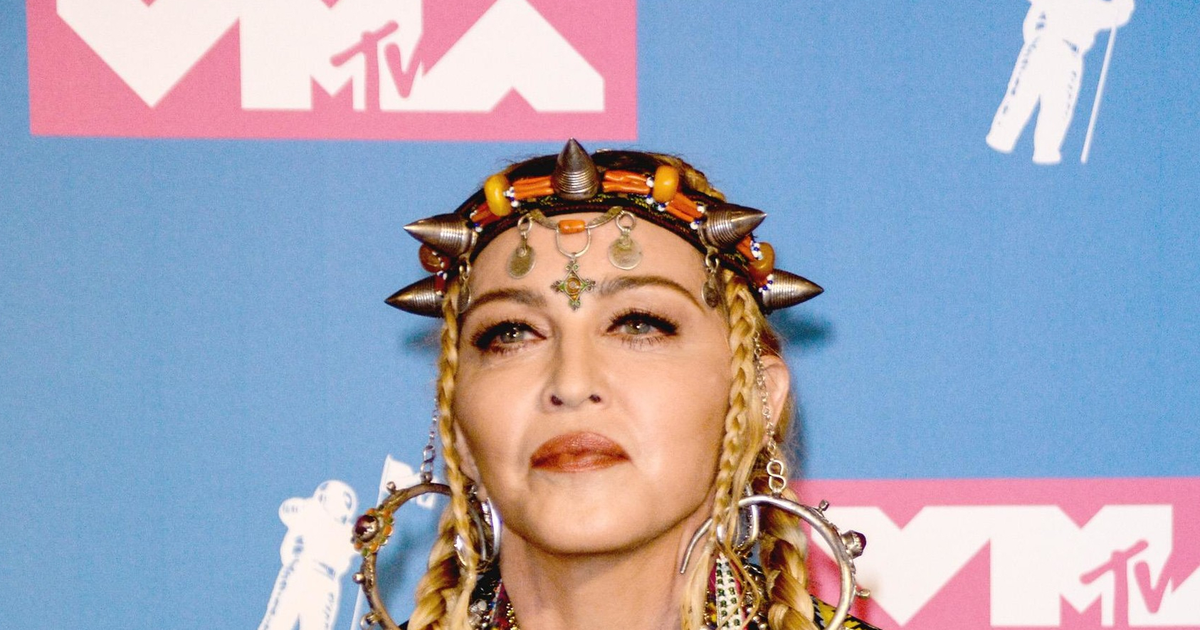 Мадонна снова шокирует публику