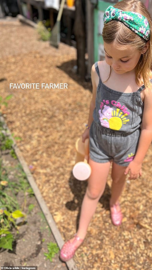Наслаждаясь солнечным светом: позже в тот же день Уайлд поделилась очаровательной фотографией Дейзи на их фоне, которую она подписала: «Любимый фермер».