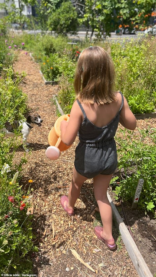 Слишком милая! На снимках, загруженных в ее историю в Instagram, видно, как ее маленькая девочка поливает растения.