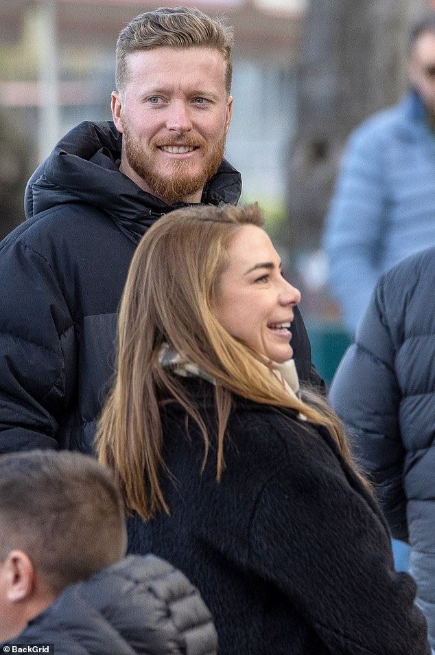 Пара впервые была сфотографирована вместе на романтическом пикнике в начале февраля.