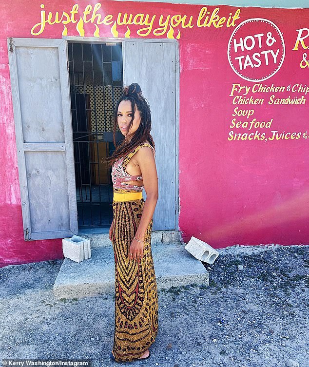 Ямайская красавица: Глядя прямо в камеру, Керри продемонстрировала свои идеально точеные руки в платье без рукавов
