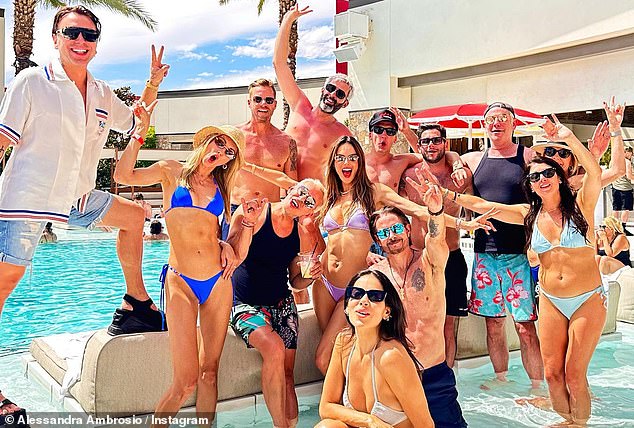 Рай у бассейна: 42-летняя модель CAA выглядела загорелой и подтянутой, резвясь в воде с друзьями в Resorts World Hotel and Resort в Лас-Вегасе.