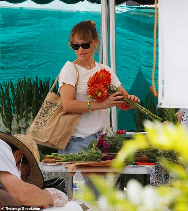 Оливия Уайлд в белой футболке и джинсах выглядит непринужденно, собирая свежие цветы в Лос-Анджелесе.