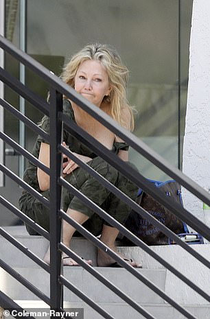 Видео показывает, как актриса выглядела расстроенной, когда сидела на вершине лестничного пролета и читала свой личный дневник.
