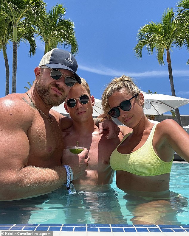 Групповое фото: Каваллари провела часть своего Четвертого июля в бассейне отеля, в котором она остановилась в Майами, с близкими друзьями Джастином Андерсоном (слева) и Остином Роудсом (в центре)