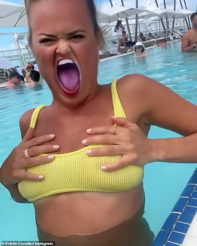 Я люблю Майами: Каваллари также поделилась отфильтрованным видео, в котором она кладет руки на грудь, смеется и восклицает в камеру, как сильно она «любила Майами».