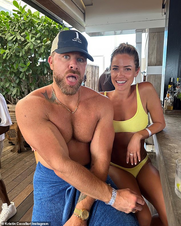 У бара: на двух изображениях, которые Каваллари включила в свой последний пост в Instagram, она и ее близкий друг Джастин Андерсон позируют у бара у бассейна.