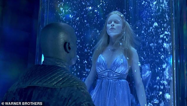 Frozen: Здесь она изображена в ледяной воде в серебряном платье.