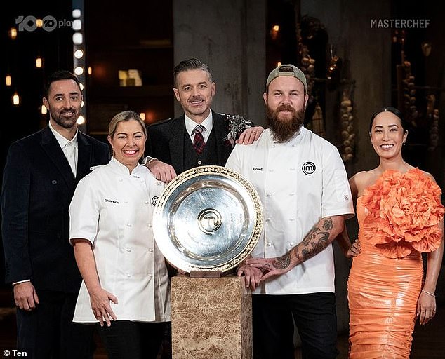 Брент Дрейпер был коронован победителем сезона MasterChef Australia 2023 года в эмоциональном финальном эпизоде ​​в воскресенье вечером. Но кажется, что победа Брента оставила горький привкус во рту у зрителей, и многие остались грязными из-за того, что участник соревнований Деклан Клири не забрал домой трофей. На фото Брент с Рианнон Андерсон, занявшей второе место в центре, вместе с судьями Энди Алленом, Джоком Зонфрилло и Мелиссой Леонг.