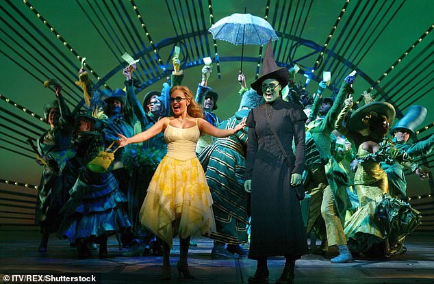Мюзикл: Wicked основан на популярном мюзикле Стивена Шварца и Винни Хольцман, который был адаптирован из романа Грегори Магуайра 1995 года Wicked: The Life and Times of the Wicked Witch of the West, который является ревизионистским взглядом на Волшебника страны Оз.