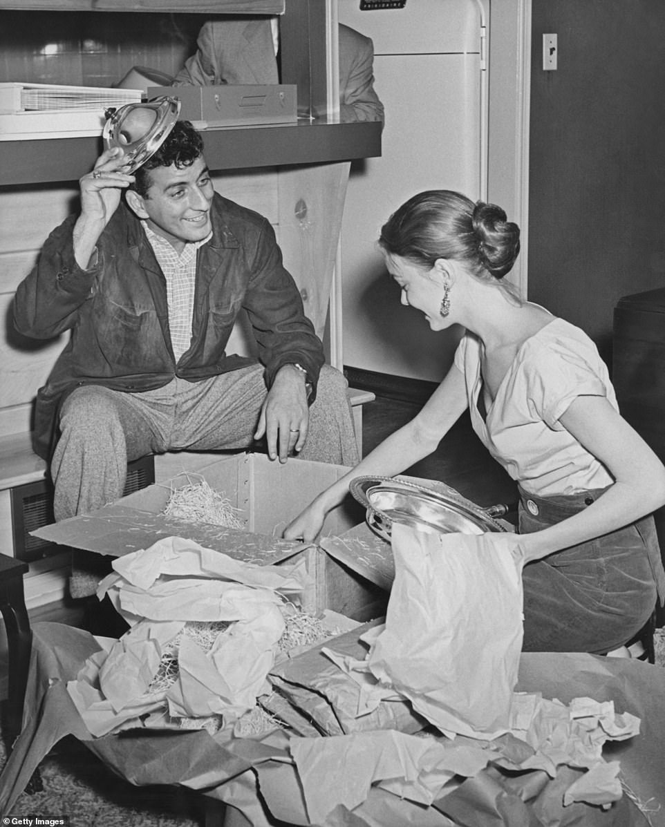 1955: Тони Беннет дурачится, распаковывая столовое серебро из коробок со своей женой Патрисией Бич.