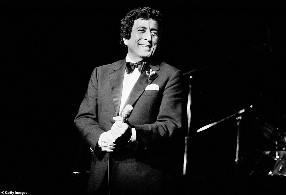 1986: Тони Беннетт выступает в знаменитом Radio City Music Hall в Нью-Йорке.