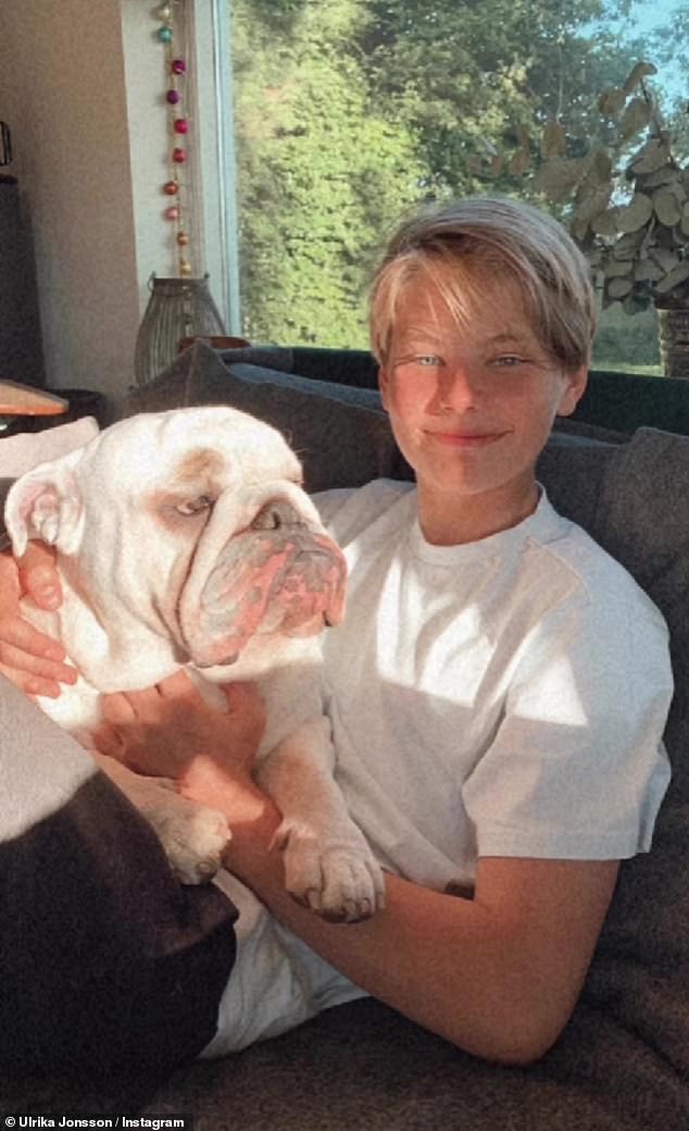 О нет: несмотря на то, что Ульрика гордится своим телом и тем, что представляют ее образы, она рассказала, что однокурсники ее сына не чувствовали того же и придирались к ее сыну Малкольму из-за этого.