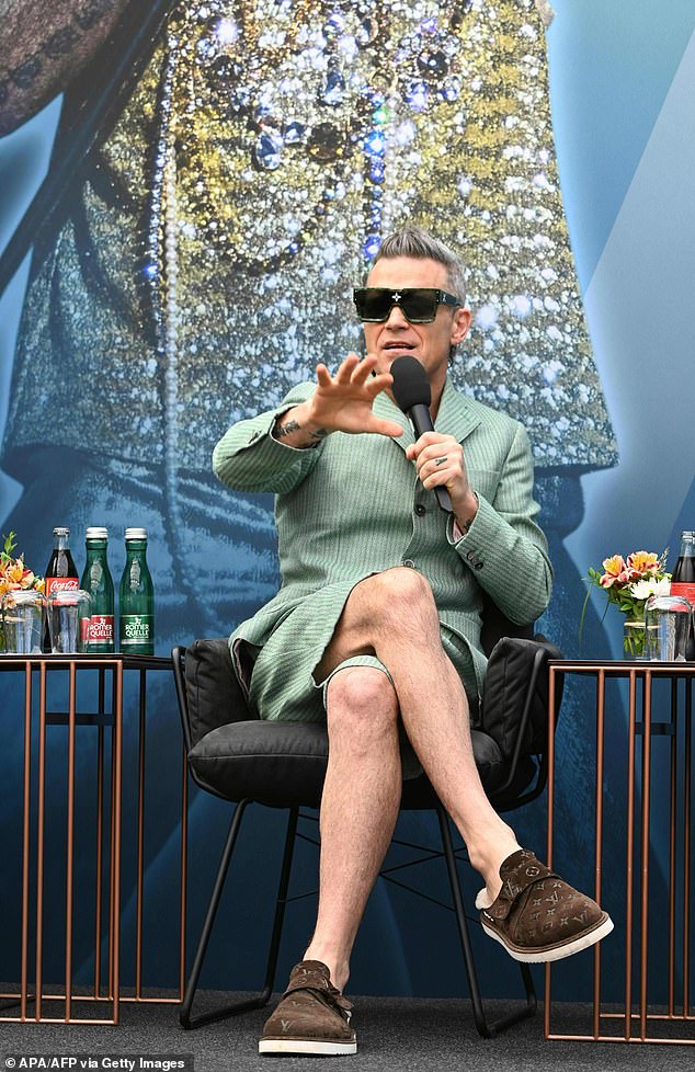 Кандид: Хитмейкер, который недавно признался, что у него был ботокс, обратился к своей потере веса после того, как фанаты заметили его похудевшее телосложение в видео, опубликованном его женой Айдой Филд, 44 года, ранее в этом году.