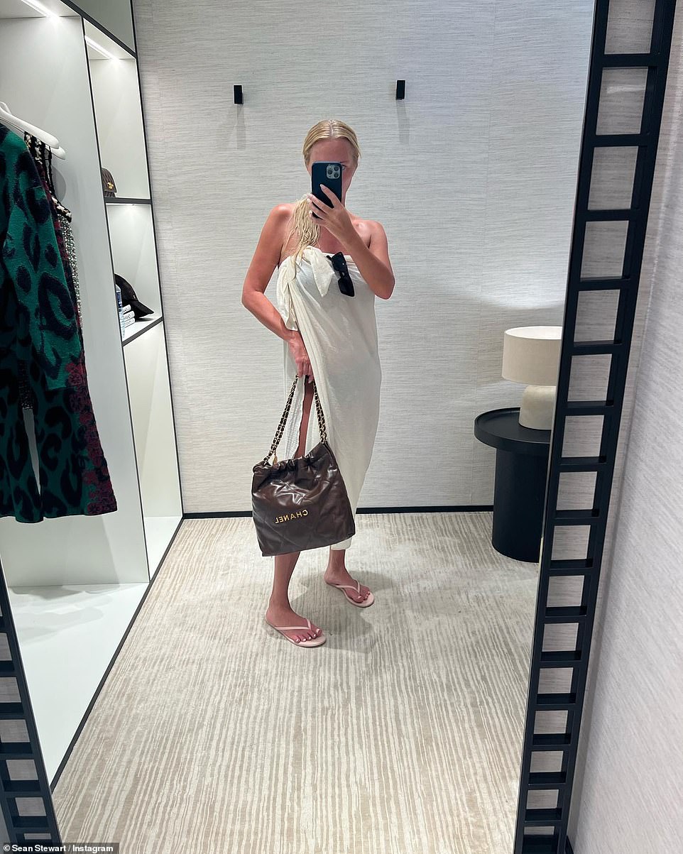 День спа в Испании: Джоди здесь с сумочкой Chanel и шлепанцами, когда она отдыхала в отпуске.
