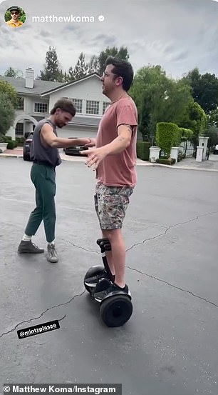 Макловин!  36-летний уроженец Бруклина (урожденный Баир) опубликовал видео, на котором он заметил 34-летнего гитариста Бена Квеллера, когда он осторожно ехал на сегвее по пригородной улице.