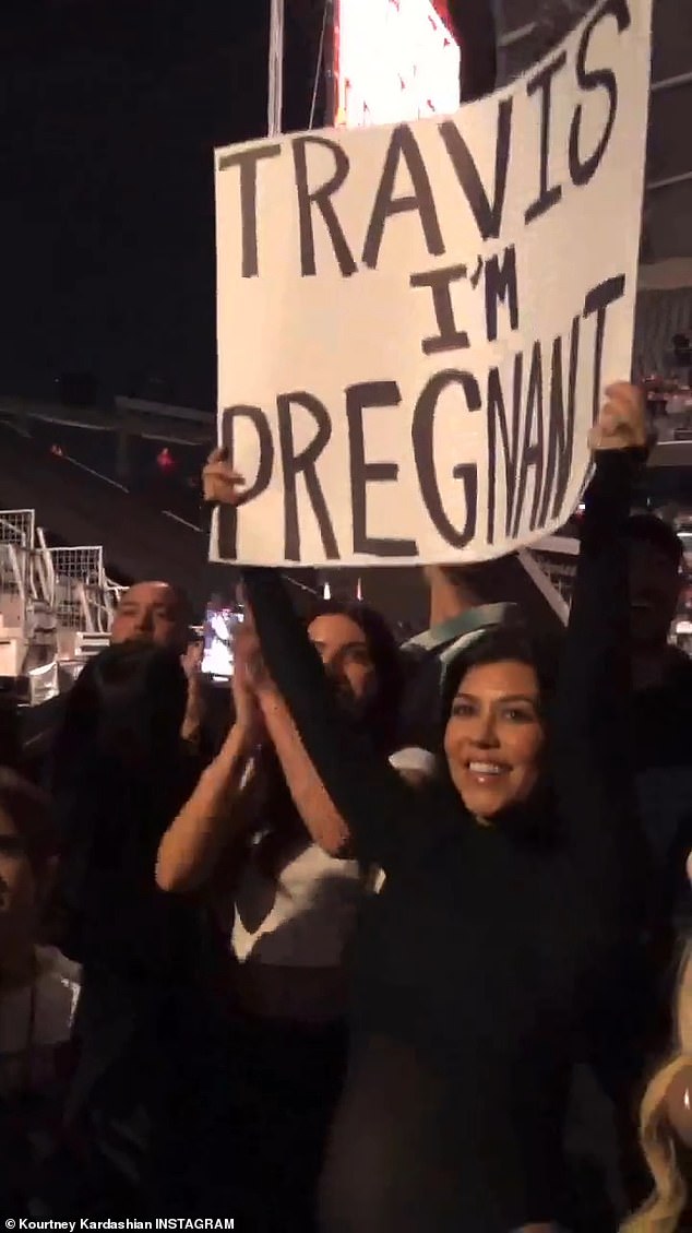 Памятный момент!  Во время концерта звезда реалити-шоу держала рукописную табличку с надписью «Трэвис, я беременна», ссылаясь на клип группы 1999 года под названием All The Small Things.