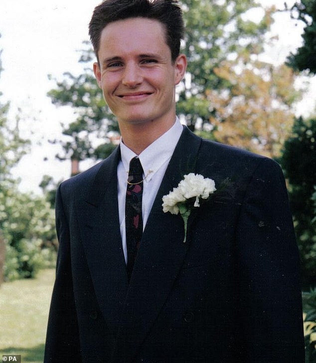 Стюарт Лаббок (на фото) был найден мертвым в бассейне Бэрримора после ночной вечеринки более 20 лет назад.