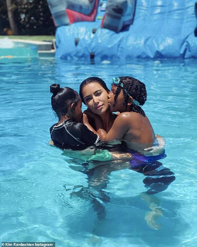 Ким Кардашьян наслаждается «сладкими поцелуями» семилетнего сына Сэйнта и пятилетней дочери Чикаго в бассейне.
