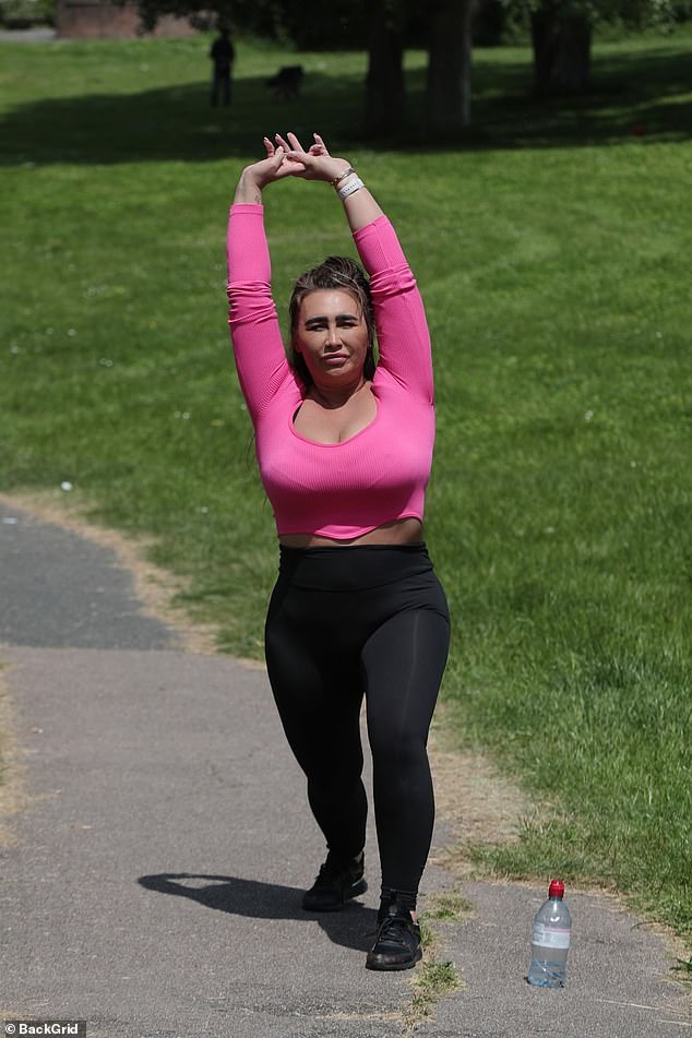 Лорен Гуджер демонстрирует свои изгибы во время тренировки в парке после того, как ее бывший Чарльз Друри отрицал нападение на нее в суде.