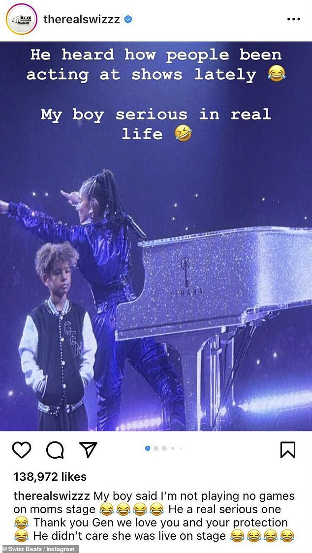 Любит свою маму: в понедельник муж певицы, Swizz Beatz, поделился серией фотографий своего младшего восьмилетнего сына, защищая ее, когда она выступала перед большой толпой посетителей концертов.