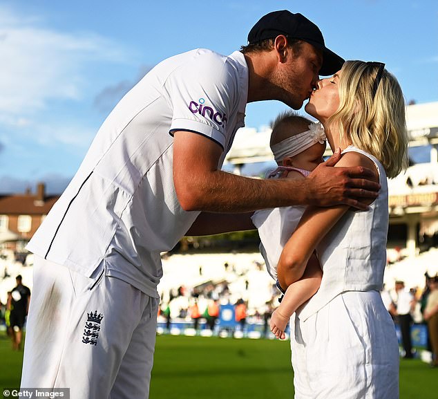 На пенсии: Стюарт шокировал мир крикета, объявив о своем уходе в отставку в середине последнего матча.