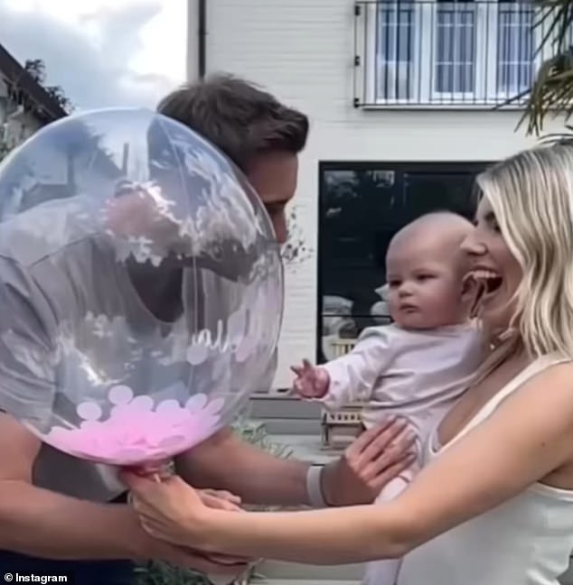 Неразлучные: об отношениях Стюарта с Аннабеллой она сказала: «Он держит руку на пульсе, он так гордится ею, что он действительно ею гордится.  Ему нравится выставлять ее напоказ, он восхитителен.