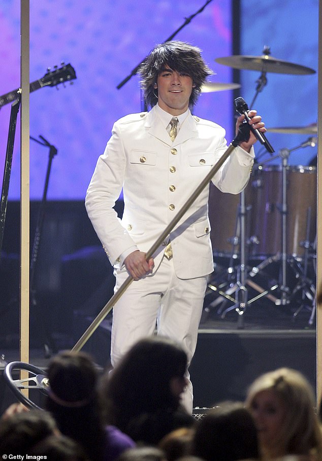 Падение через S *** в штаны: во время видео Джо признался, что падение на Национальном телевидении было более смущающим, чем «нассать на себя» на сцене, как его самый неловкий момент.  Джо имел в виду свой инцидент на церемонии вручения наград American Music Awards 2007 года.