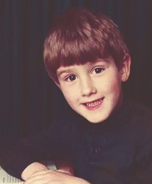 Родившийся в семье испанки и венгра по отцу, Антон Дю Беке обнаружил талант к танцам.