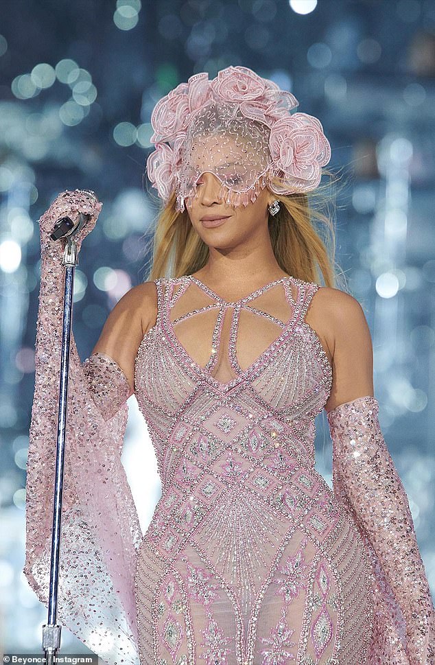 Как принцесса: 41-летний хитмейкер Crazy in Love оправдал свое прозвище Queen Bey в прозрачном розовом платье, достойном принцессы, с кристаллами, подчеркивающими ее фигуру в виде песочных часов.