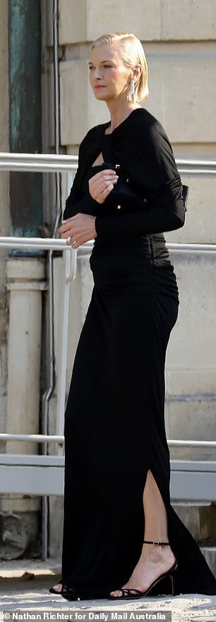 Сара Мердок также продолжила тему в черном платье с длинными рукавами в паре с черными каблуками, когда она прибыла на церемонию одна.