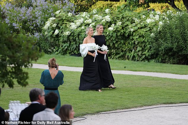 Жасмин Стефанович выглядела сногсшибательно в роли подружки невесты в скромном черном платье.