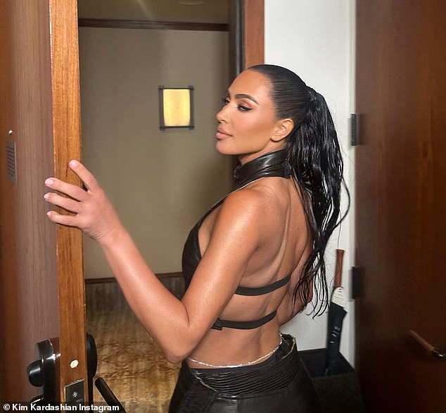 Ночной выход: квасцы The Keeping Up With the Kardashians продемонстрировали свою подтянутую спину в топе с почти открытой спиной