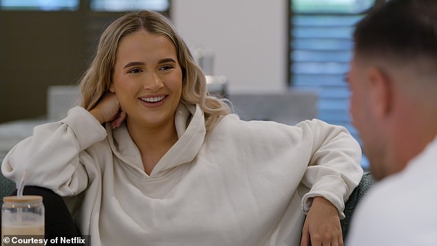 В трейлере показано, как она спрашивает Томми: «Ты готов стать отцом?», на что он отвечает: «Я готов отрезать плаценту».  Пациентка Молли говорит ему: «Нет, ты не будешь перерезать плаценту, ты будешь перерезать пуповину».