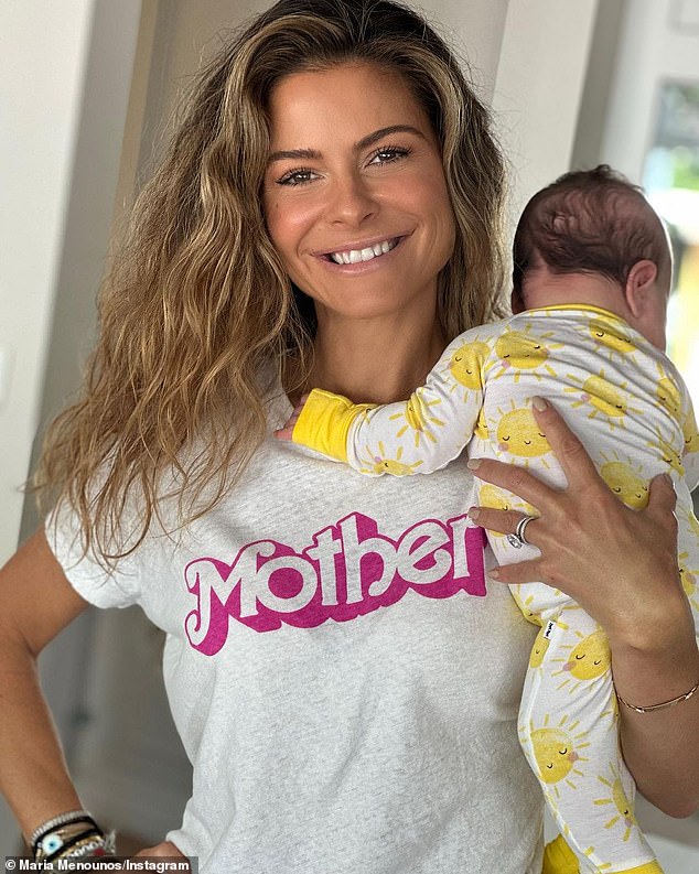 Обновление: Менунос вышла в Instagram в среду, поделившись своим снимком в серой футболке с надписью «Мать» розовым шрифтом Барби, держа ребенка лицом к камере.