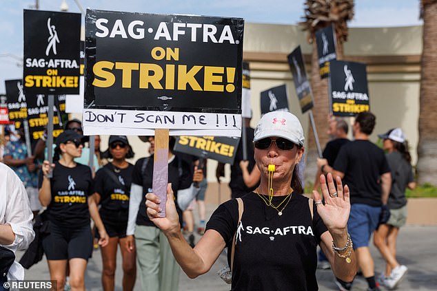 Продолжающиеся забастовки: SAG-AFRA бастует с 14 июля после того, как не смогла достичь соглашения с Альянсом продюсеров кино и телевидения.