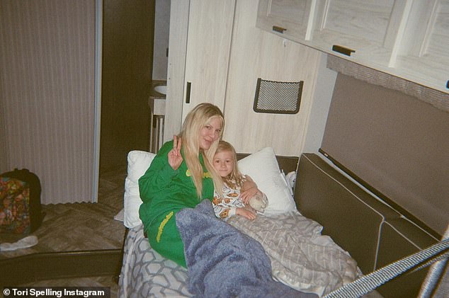 Ее новый концерт: в четверг звезда Inn Love поделилась фотографиями из своего фургона с одним из своих детей.