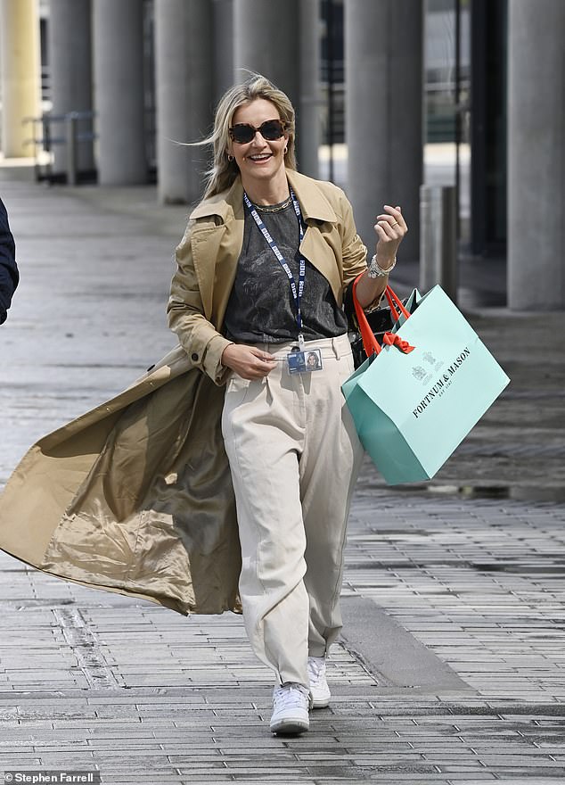 До свидания: Хелен была в хорошем настроении, когда в воскресенье покинула радиостудию, неся подарки от своих коллег.