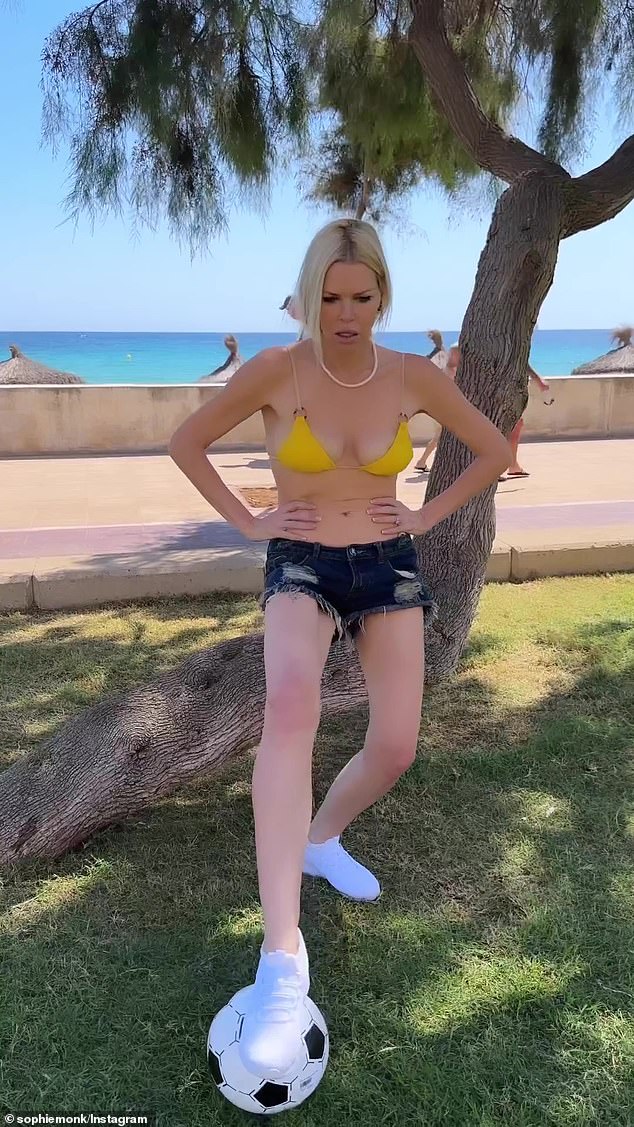 В клипе 43-летняя девушка продемонстрировала пышную грудь в откровенном желтом бикини в паре с джинсовыми шортами.