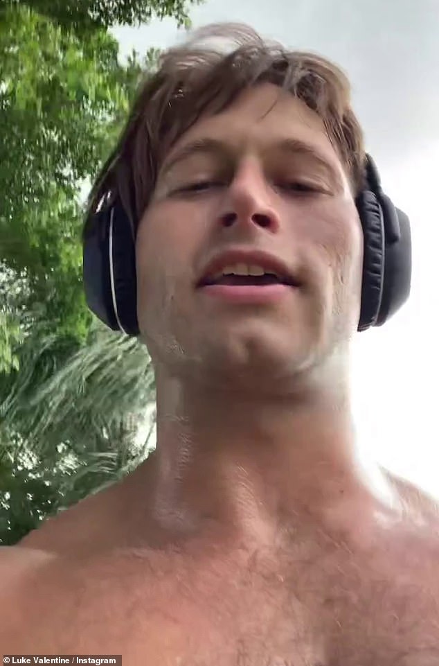 Валентин без рубашки поделился видео в Instagram Stories в воскресенье, сказав фанатам: «Эй, ребята, просто дайте вам знать, я жив, я прибыл, и вы должны поддерживать пламя до следующего раза», поблагодарив их за то, что они отправили ему мемы после его изгнание