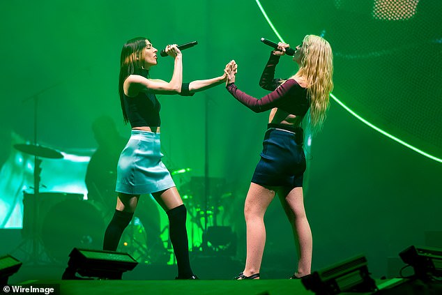 Выдающейся песней из сета Лорд был Green Light, так как фанаты пришли в ярость, когда она пригласила американскую певицу Кэролайн Полачек, чтобы исполнить ее с ней (оба на фото).